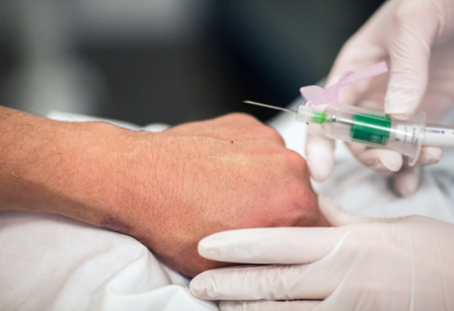 Un professionnel de santé faisant une injection à un patient