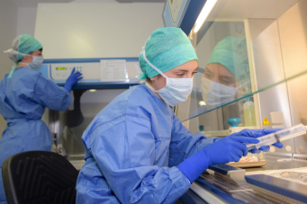 Professionnel en préparation de médicaments