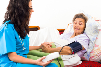 Infirmière faisant une prise de tension 