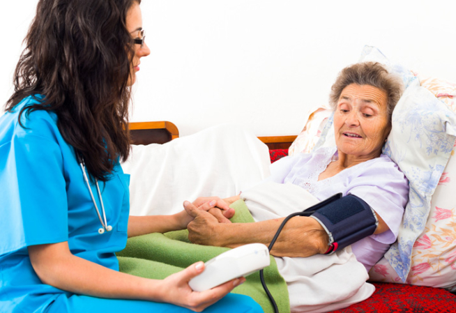 Infirmière faisant une prise de tension 