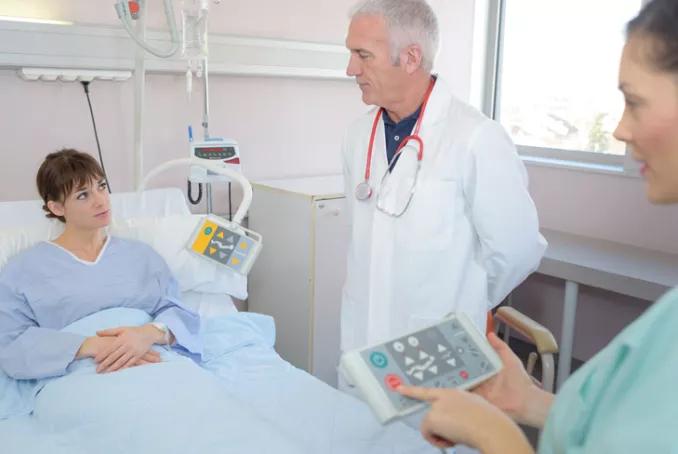 Professionnels de santé visitant un patient