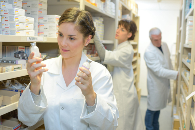 Un professionnel de santé dans une pharmacie