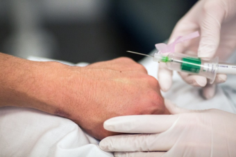 Un professionnel de santé faisant une injection à un patient